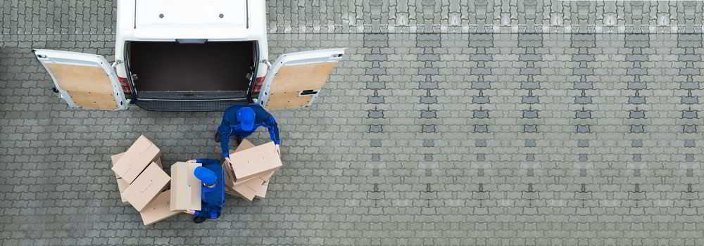 Trabalhadores-operando-mercadorias-para-entrega Serviço de entregas expressas: na imagem, motoristas tiram encomendas de veículos para entrega, em que a modalidade expressa exige a organização de uma estrutura bem definida para o bom funcionamento do serviço