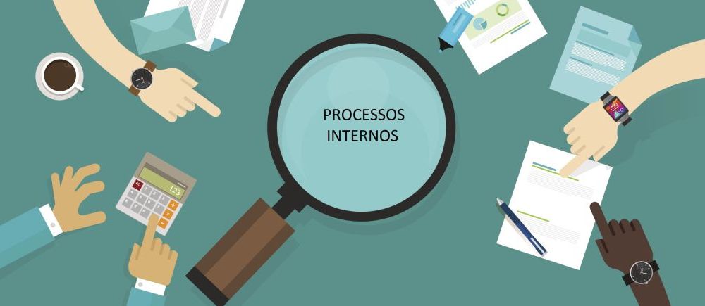 indicadores-de-logística-indicadores-de-processos-internos Indicadores de logística de processos internos. Na imagem, lupa e papelada em alusão a importância dos processos internos para o sucesso do negócio