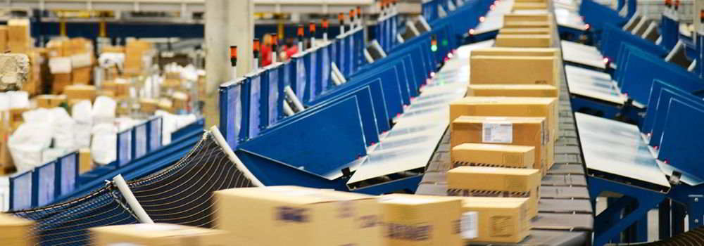 Encomendas-em-empresa-de-entregas-expressas Qual o prazo da entrega expressa? Na imagem, esteira de encomenda em empresa de entregas expressas evidencia a importância da logística