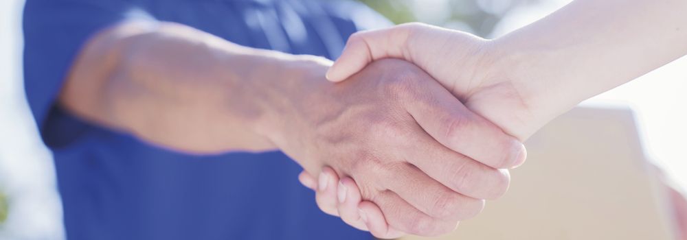 parceiros-em-entrega-dando-as-mãos Parcerias no serviço de entregas expressas: na imagem. pessoas dão as mãos em alusão à importância de firmar parcerias para ter um negócio bem sucedido
