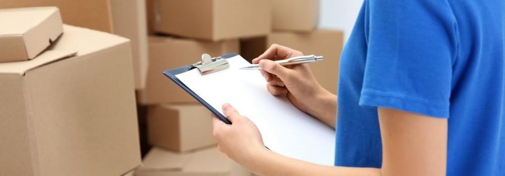 trabalhadora-em-entregas-expressas Preço na entrega de pequenas encomendas: na imagem, funcionária verifica mercadorias para o transporte na modalidade de entrega expressa