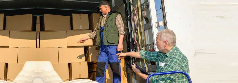 tabela-de-frete-de-transportadora-e-autônomo Tabela de frete de transportadora e autônomo: na imagem, motorista autônomo usando tabela de frete para controlar custos