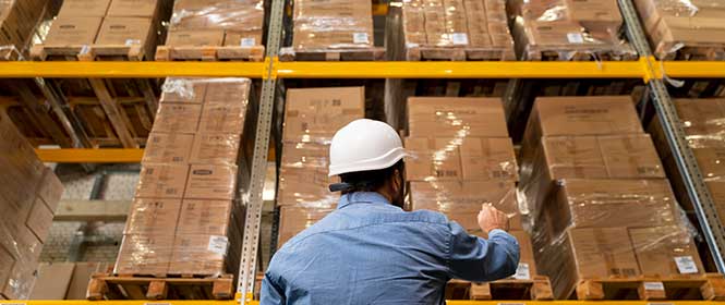 como-armazenar-carga-seca Como armazenar carga seca? Na imagem, trabalhador conferindo mercadorias de carga seca, que devem ser armazenadas com cuidado para evitar danos