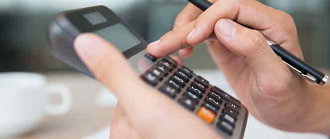 tabela-difal-como-calcular Como é o cálculo da table difal? Na imagem, pessoa utiliza calculadora para encontrar valores a partir da tabela