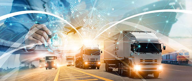 Qual é o meio de transporte mais usado para carga? Na imagem, vemos transportes rodoviários, os mais usados para deslocamento de cargas