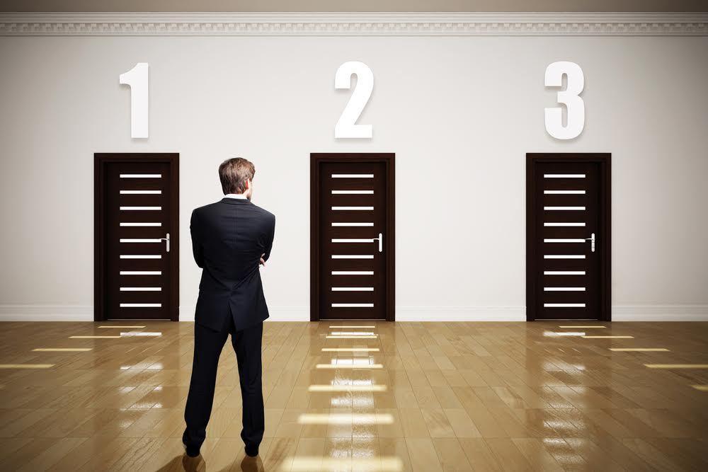 custo de oportunidade - conceito e como calcular O que determina o custo de oportunidade? Na imagem, dono de transportadora diante de 3 portas em alusão ao processo de tomada de decisão acerca do assunto.