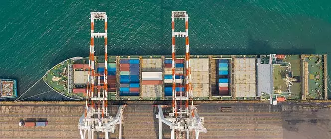 desembaraço-aduaneiro-está-concluído-o-que-significa Desembaraço aduaneiro está concluído: o que significa? Na imagem, porto marítimo com cargas que foram liberadas para entrada no país