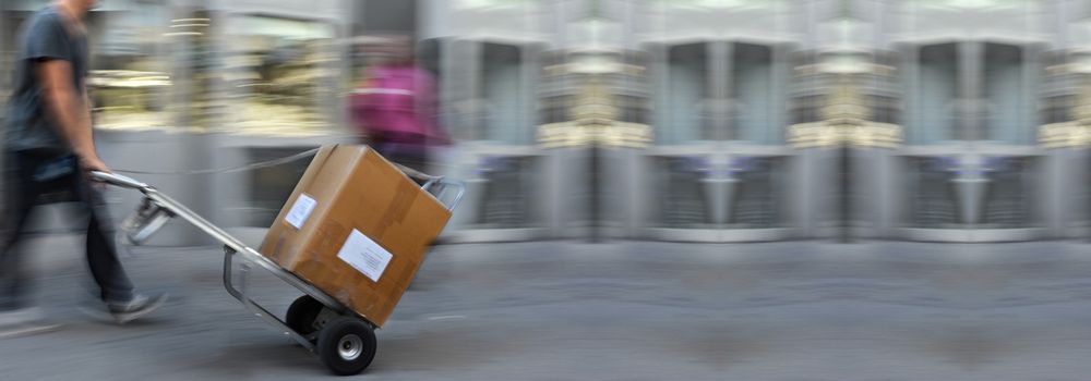 ofereça-diferencial-no-reajuste-tabela-de-frete Tabela de preços fretes: na imagem, trabalhador carregando mercadoria para transporte, cujo os gastos são controlados por meio de tabela de frete