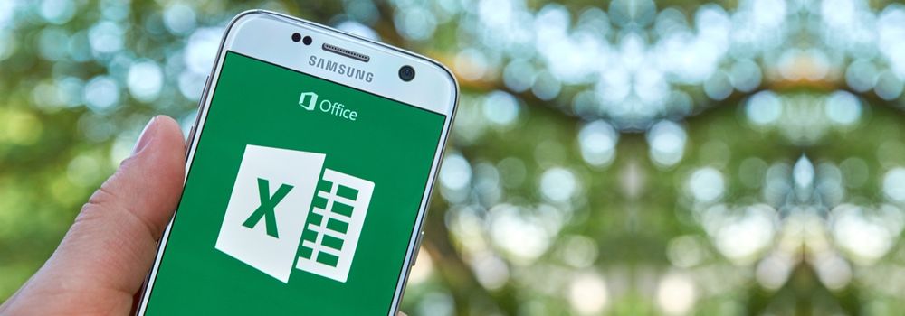 Planilha de rateio de custos gratuita: na imagem, celular com aplicativo de planilha represetando a import&acirc;ncia de automatizar c&aacute;lculos como esses 