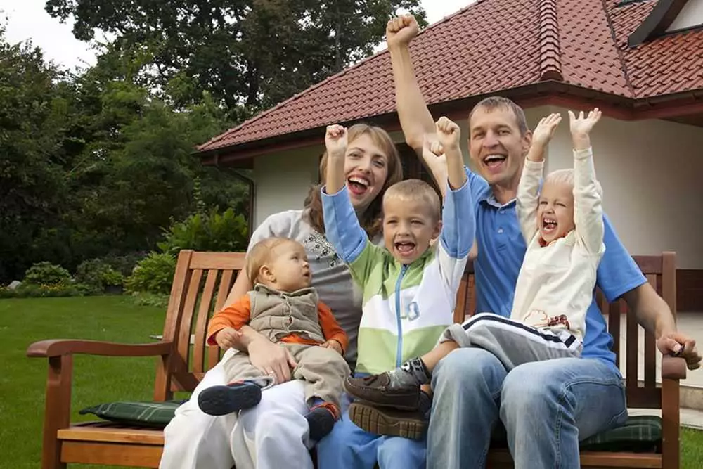 O papel da família para se livrar das dividas: na imagem, família representando sua importância para o enfrentamento de dívidas