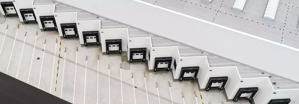 Como funciona o cross ducking? Na imagem, vemos centro logístico em alusão à importância de determinar qual a área da empresa precisa para o Cross Docking