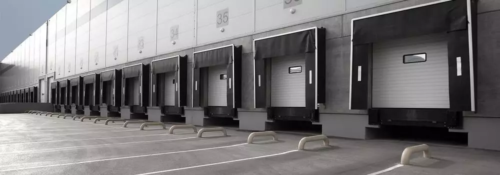 Como aplicar o cross docking? Na imagem, garagem de caminhões evidencia vantagens de aplicar o sistema para a logística