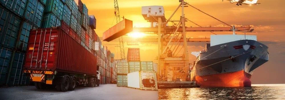 Quem faz cabotagem no Brasil? Na imagem, caminhão e embarcação representam possibilidades de transporte de carga no Brasil