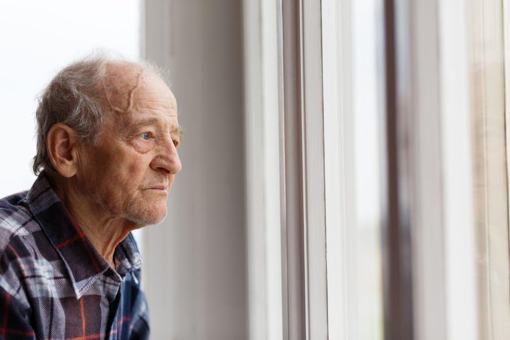 reescalonamento-de-dívidas-com-nome-sujo Reescalonamento de dívidas com o nome sujo: na imagem, homem idoso que fará reescalonamento a fim de limpar seu nome