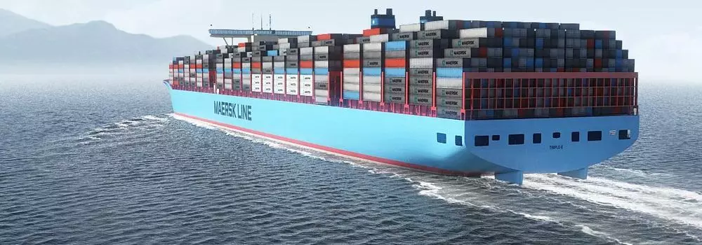 Como fazer cabotagem? Na imagem, embarcação navegando pela costa evidencia meio de transportar cargas