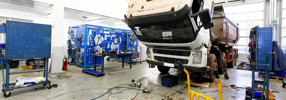 consumo-de-combustível-caminhão-diesel-por-km O que pode aumentar o consumo de combustível. Na imagem, caminhão no conserto representa fatores para o quanto se gasta de diesel por km