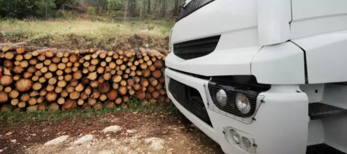 rc-ambiental-transportes-o-que-e Como funciona o seguro de transportes? Na imagem, caminhão que transporta cargas perigosas representa a necessidade de contratar um RC Ambiental Transportes
