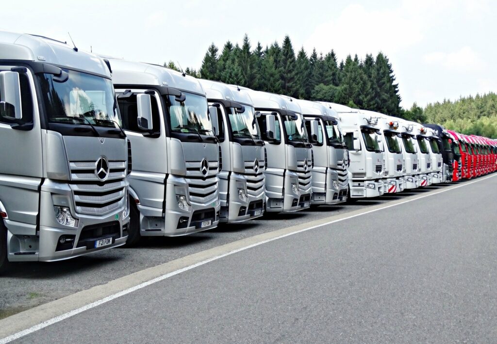 melhor-caminhão-para-frete-de-agregamento Qual o melhor caminhão para trabalhar com frete? Na imagem, frota representa a importância de escolher bons caminhões para a transportar mercadorias