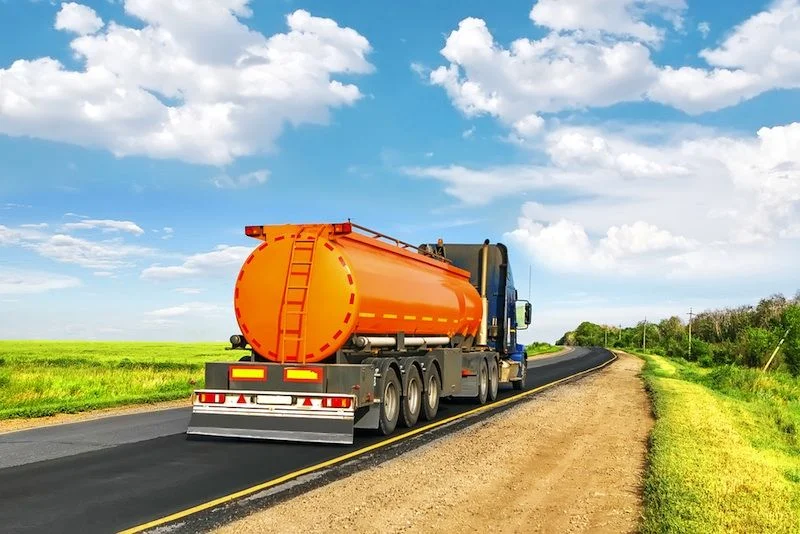 Tipos de cargas e fretes que d&atilde;o mais dinheiro: na imagem, caminh&atilde;o transporta cargas l&iacute;quidas n&atilde;o perigosas, que incluem &aacute;gua, sucos, leite, entre outros