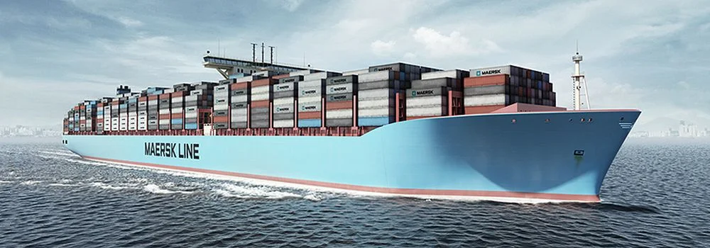 Como funciona o tempo de entrega na cabotagem? Na imagem, embarcação com mercadorias representa transporte por cabotagem, cujo tempo de entrega é influenciado por diversos fatores