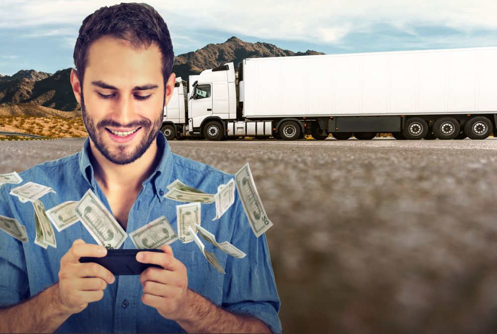 Como ter controle de gastos? Na imagem, transportador sorrindo com notas de dinheiro em alusão aos benefícios de controlar gastos no transporte