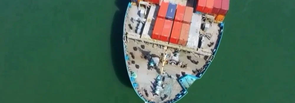 Qual o custo da cabotagem? Na imagem, vemos embarcação realizando transporte por cabotagem, em que o preço é calculado a partir dos dados da entrega