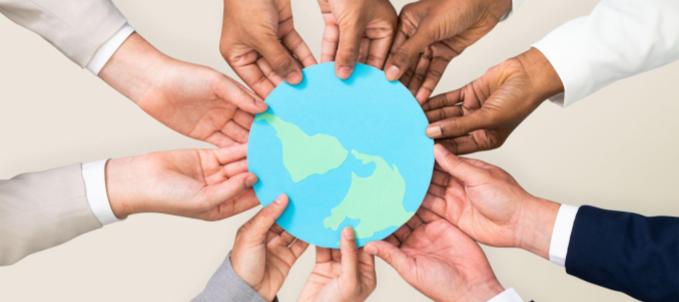 exemplos-de-logistica-sustentavel Qual o objetivo da logística sustentável? Na imagem, pessoas seguram símbolo do planeta terra em alusão à importância desse sistema para o meio ambiente