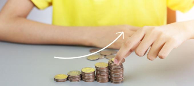 investir-em-logistica-sustentavel Como implementar logística sustentável? Na imagem, moedas representam o crescimento do investimento em estratégias sustentáveis no setor privado
