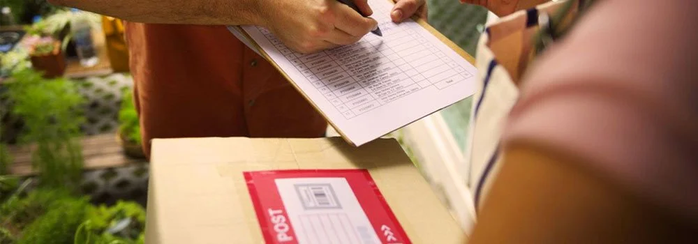 O que é o conceito "just in time"? Na imagem, pessoa preenche planilha para controle de estoque e produção sob demanda