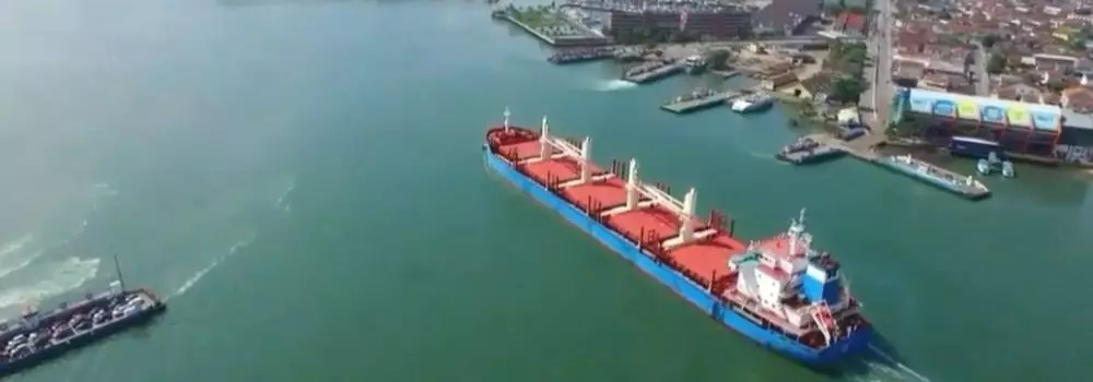 Cabotagem transporte: na imagem, embarcação navegando representa locais onde a cabotagem é forte