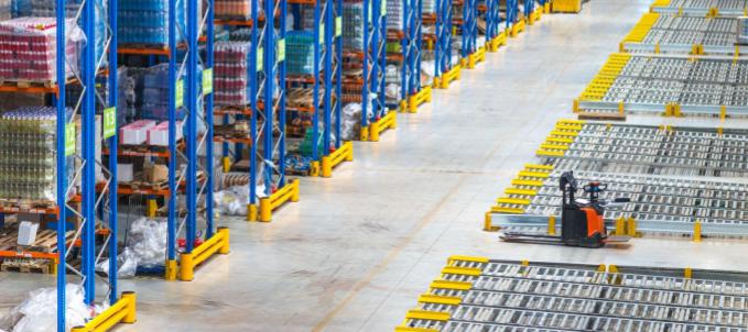o-que-e-processo-de-distribuicao o que é processo de distribuição? Na imagem, estoque de mercadorias evidencia a importância do gerenciamento por meio da logística de distribuição