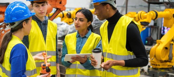 o-que-e-unidade-de-logistica-integrada O que é unidade de logística integrada? Na imagem vemos trabalhadores em unidade de logística integrada, que interliga todos os processos linguísticos
