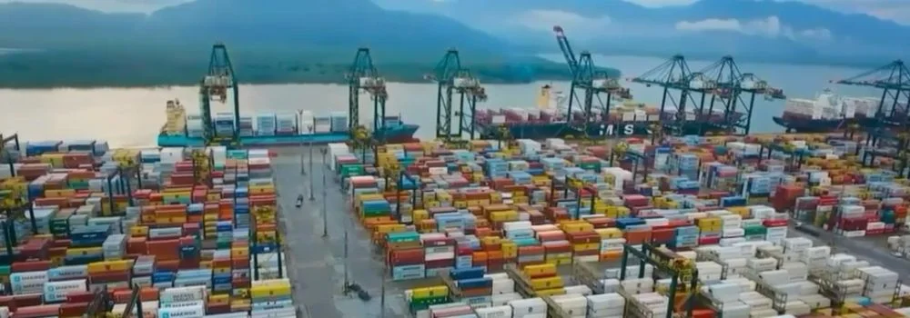 Como é feita navegação de cabotagem? Na imagem, terminal hidroviário em alusão à necessidade de realizar adaptações para realizar o transporte por cabotagem