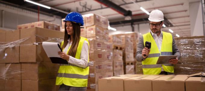 qual-o-objetivo-da-logistica-integrada O que é logística de integração? Na imagem, vemos profissionais verificando mercadorias, processo importante na logística integrada
