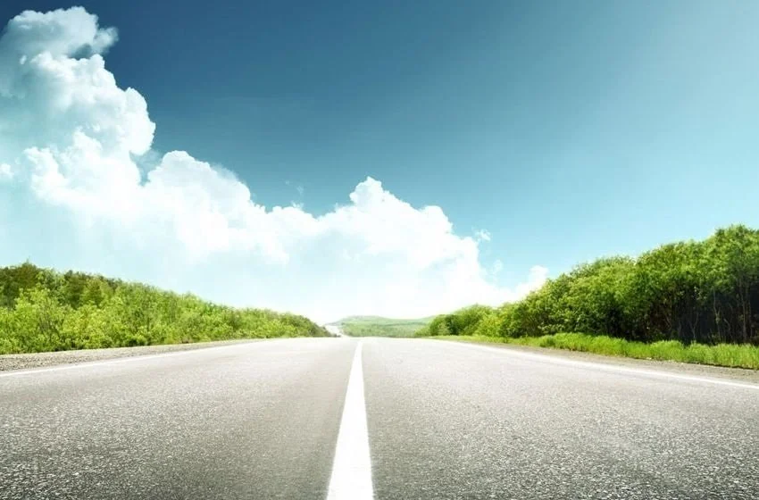 Tipos de cargas e fretes mais conhecidos: na imagem, estrada evidencia as possibilidades de investir na &aacute;rea de transporte e a variedade de cargas 