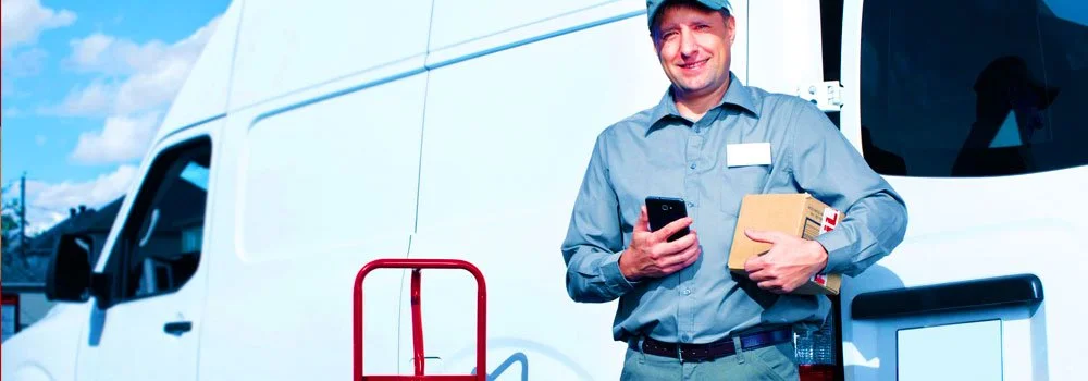 Just in Tine exemplos: na imagem, vemos motorista segurando caixa para entrega, evidenciando a possibilidade do uso do sistema no varejo