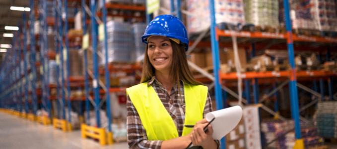 vantagens-da-logistica-de-distribuicao Quais as vantagens da logística de distribuição? Na imagem, trabalhadora gerencia estoque de mercadorias, reforçando a importância da logística de distribuição
